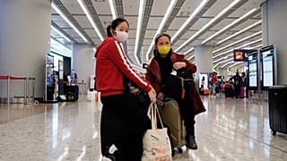 Hong Kong'daki tren istasyonunda yeni koronavirüse karşı maske takan insanlar 