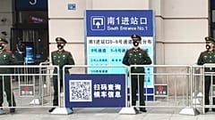 Des unités de police paramilitaire bloquant l’accès de la gare de Wuhan, le 23 janvier 