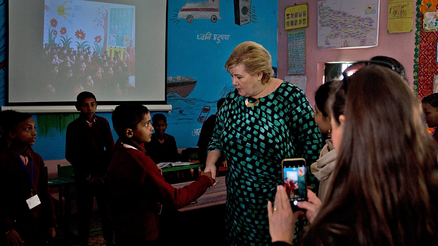 Norweç Başbakanı Erna Solberg bir ilkokulda öğrencilerle buluştu