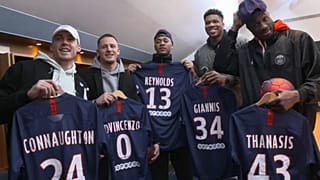 Alcuni giocatori dei Milwaukee Bucks a Parigi con la maglia del PSG e i loro nomi.