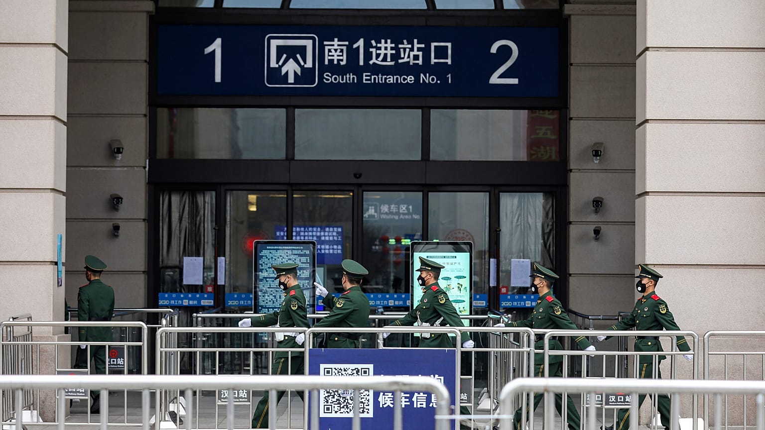 Des soldats montent la garde devant la gare Hankou in Wuhan en Chine en raison du coronavirus 2019-nCoV
