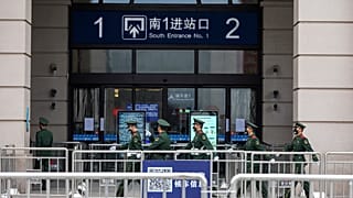 Des soldats montent la garde devant la gare Hankou in Wuhan en Chine en raison du coronavirus 2019-nCoV