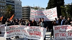 Εκπαιδευτικοί συμμετέχουν σε συγκέντρωση διαμαρτυρίας στο Σύνταγμα για τη μη εξίσωση των πτυχίων