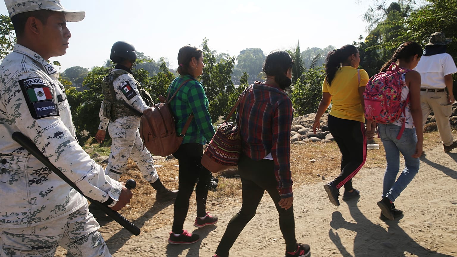 La carovana dei migranti provenienti dall'Honduras ferma al confine col Messico