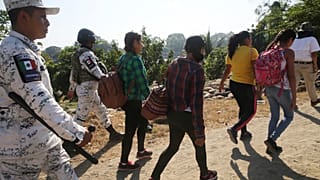 La carovana dei migranti provenienti dall'Honduras ferma al confine col Messico