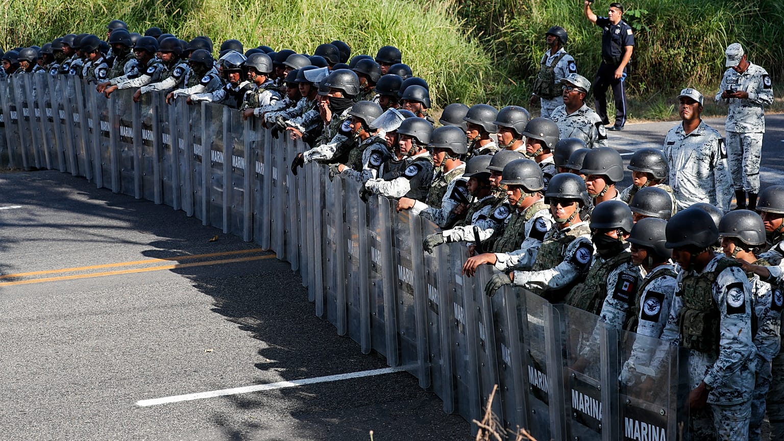 Messico, la "carovana dei migranti" sfonda il confine con il Guatemala: bloccata nel Chiapas