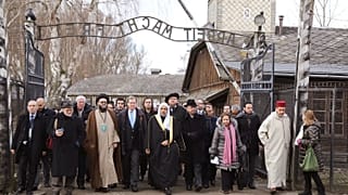 Müslüman Dünya Birliği Genel Sekreteri Muhammed Issa liderliğindeki Müslüman dini liderler, Polonya'daki Auschwitz ölüm kampını ziyaret edip namaz kıldı