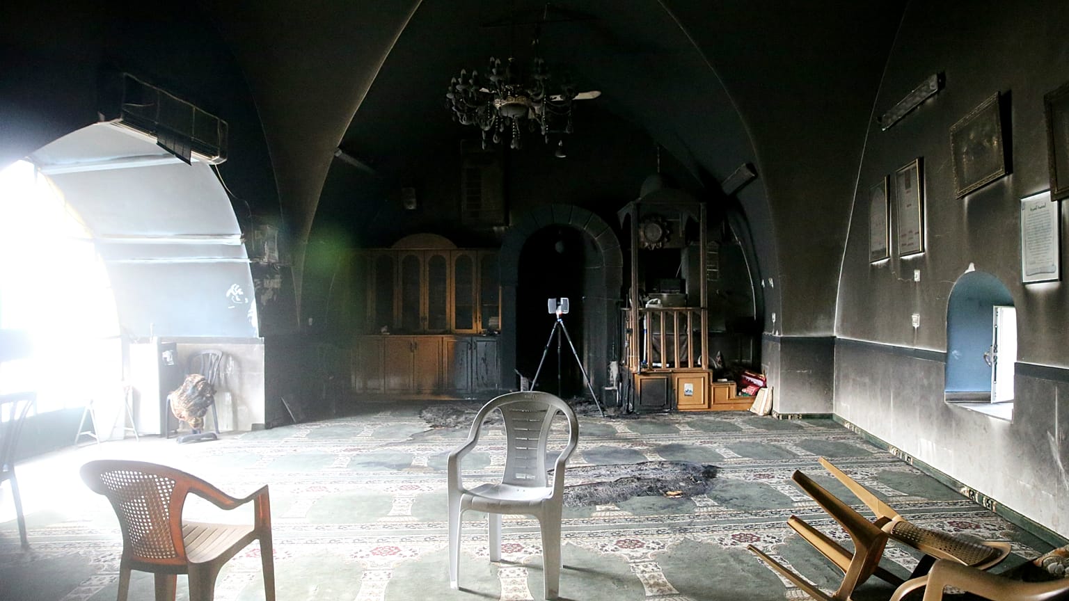 Doğu Kudüs'te Yahudi yerleşimciler tarafından ateşe verilen Bedriye Camisi