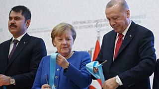 Ερντογάν σε Μέρκελ: Κίνδυνος επέκτασης του "λιβυκού χάους" στη Μεσόγειο