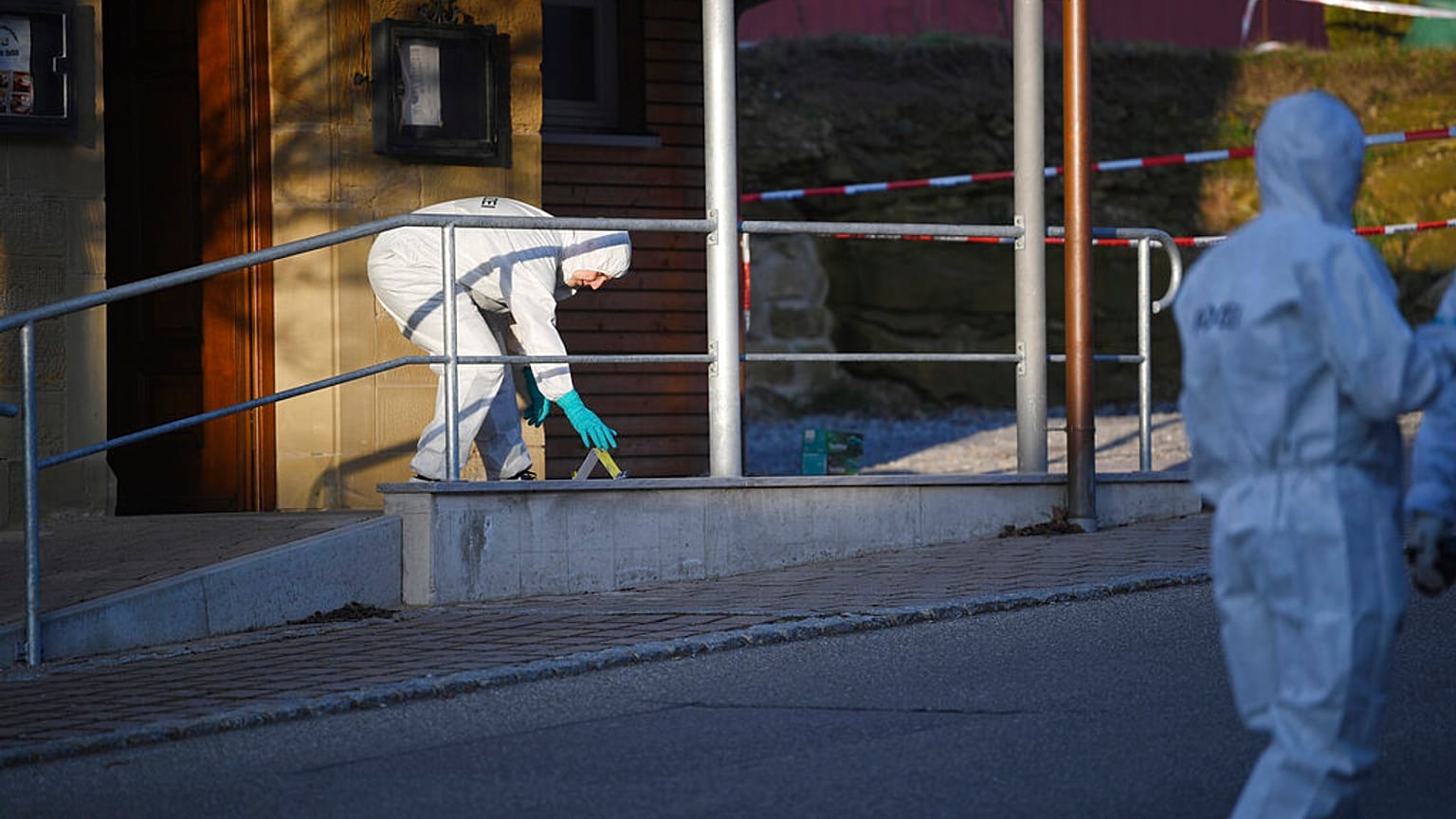 Forensiker arbeiten nach einer Schießerei in Rot am See