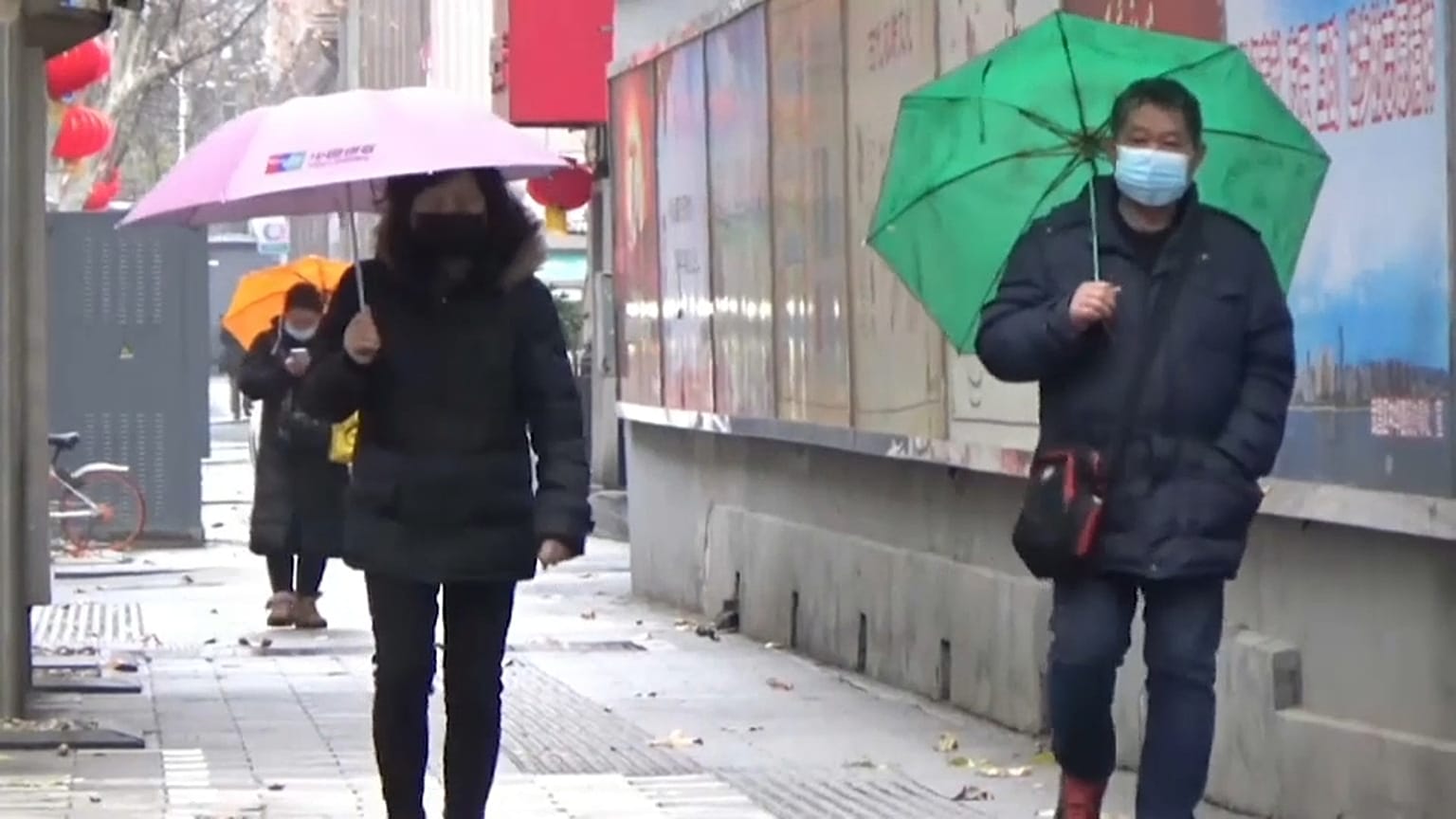 Menschen mit Schutzmasken