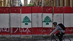 أحد الحواجز الخرسانية وسط بيروت