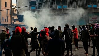 Irak güvenlik güçleri, başkent Bağdat'ta aylardır devam eden hükümet karşıtı gösterilere müdahale etti, eylemcilerin çadırlarını ateşe verdi