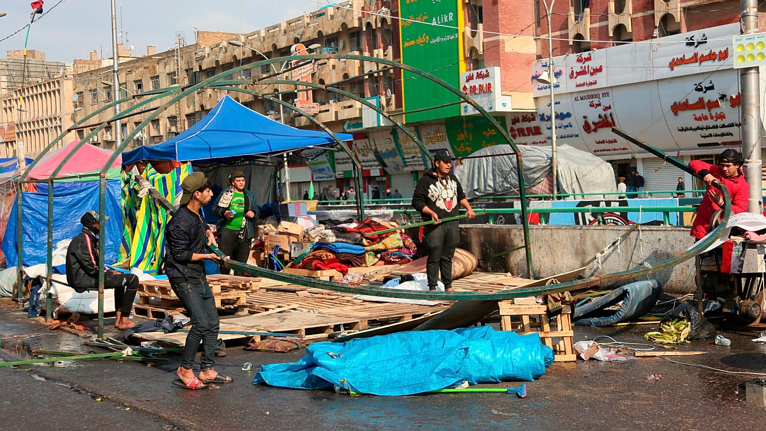 مناصرون للزعيم الشيعي مقتدى الصدر يفككون خيامهم استعدادا للانسحاب من الحراك المناهض للحكومة في ساحة التحرير ببغداد. 25/01/2020