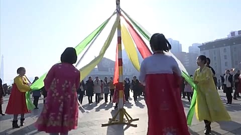 Kuzey Koreliler yeni yılda eski liderlerini ziyaret etti