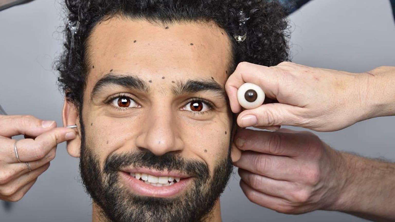 عملية أخذ المقاسات لإنجاز دمية محمد صلاح في متحف مدام توسو في لندن 