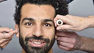 عملية أخذ المقاسات لإنجاز دمية محمد صلاح في متحف مدام توسو في لندن 