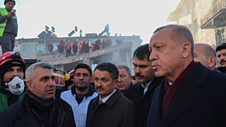 Keresik a túlélőket a törökországi földrengés helyszínén