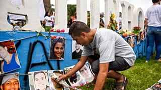 Un hombre rinde homenaje a las víctimas que murieron en el desastre de la presa en la ciudad de Brumadinho, estado de Minas Gerais, Brasil, el sábado 25 de enero de 2020.