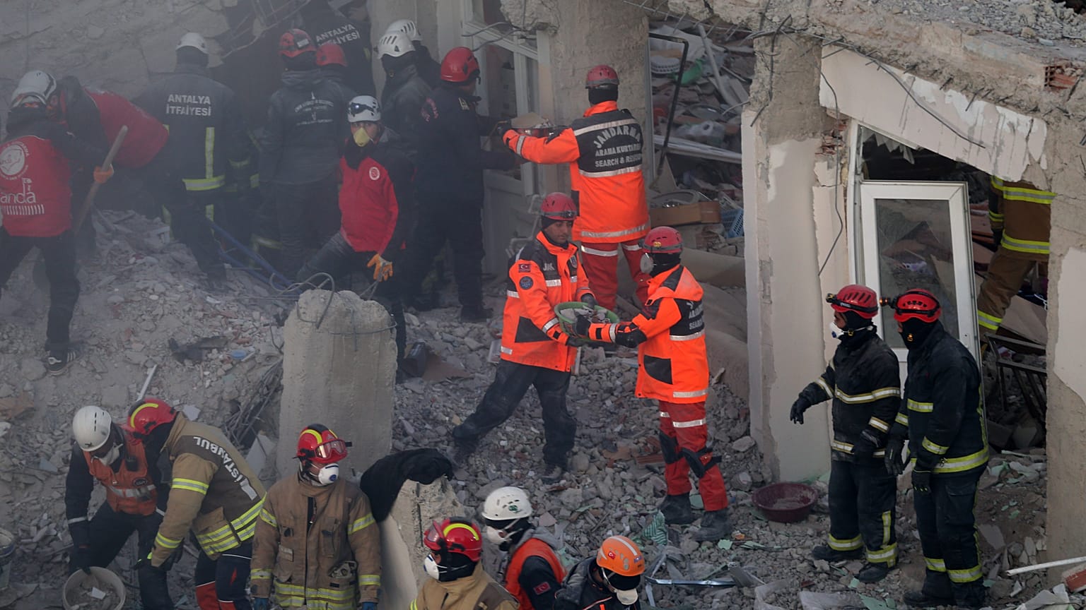 Elazığ'da meydana gelen 6,8'lik deprem sonrası kent merkezinde yıkılan binalarda arama kurtarma çalışması devam ediyor
