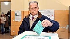 Бывший итальянский премьер Романо Проди во время голосования на региональных выборах.