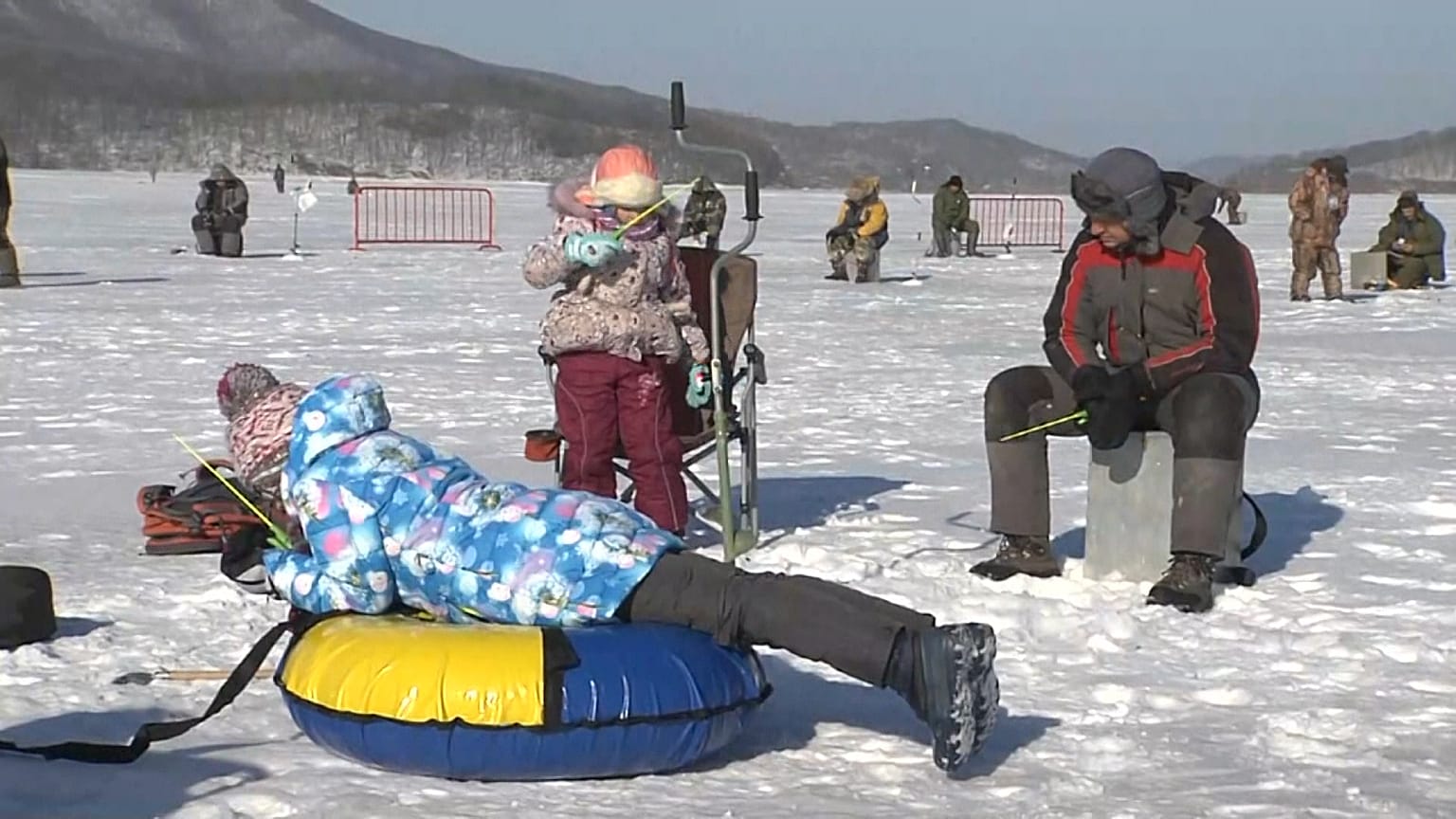 Russland: Um die Wette Fische durch die Eisdecke angeln