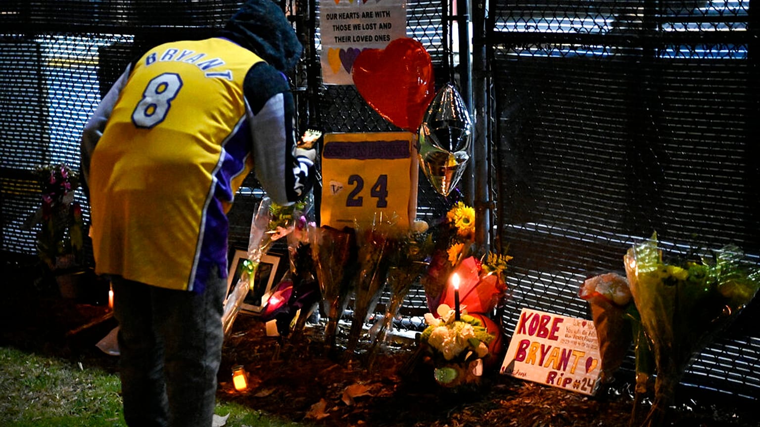 Virágokkal, lufikkal tisztelegtek Kobe Bryant előtt