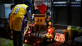 Virágokkal, lufikkal tisztelegtek Kobe Bryant előtt