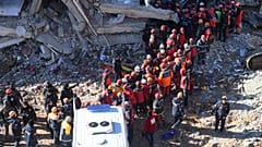 Μειώνονται οι ελπίδες για επιζώντες του φονικού σεισμού