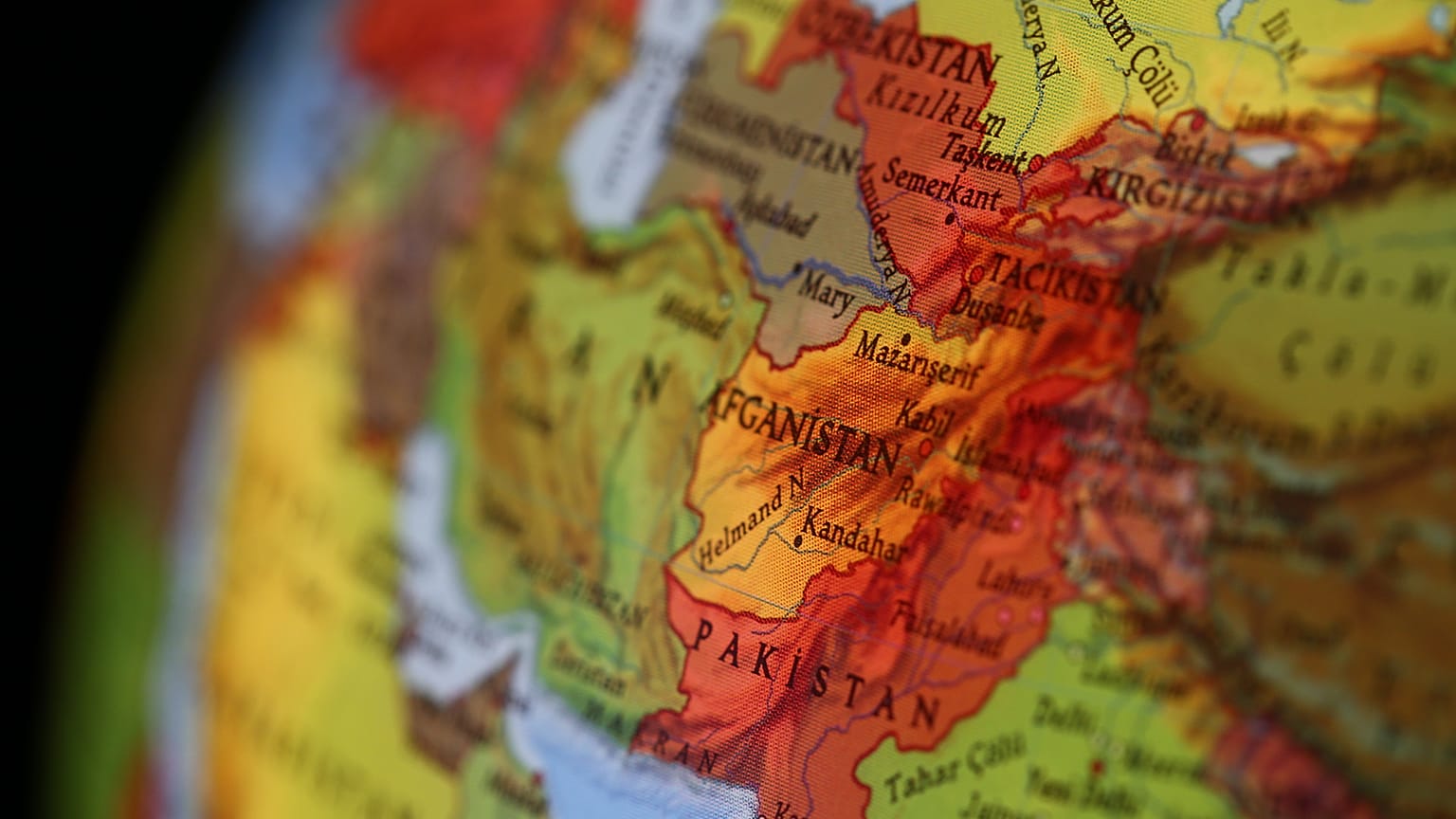 Afganistan'da yolcu uçağı düştü