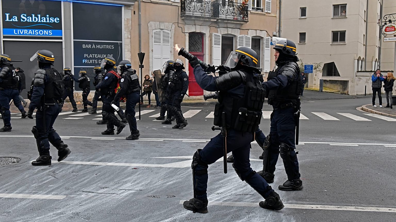 Un CRS utilise un lanceur de gaz lacrymogènes lors d'une manifestation du mouvement Gilets jaunes à Bourges, dans le centre de la France, le 12 janvier 2019.