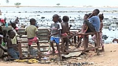 Grupo de crianças do "povoado" de lata para onde foram expulsos os residentes de Areia Branca