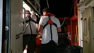 Εκατοντάδες μετανάστες αναζητούν λιμάνι - Παραμένουν σε πλοία στη Μεσόγειο