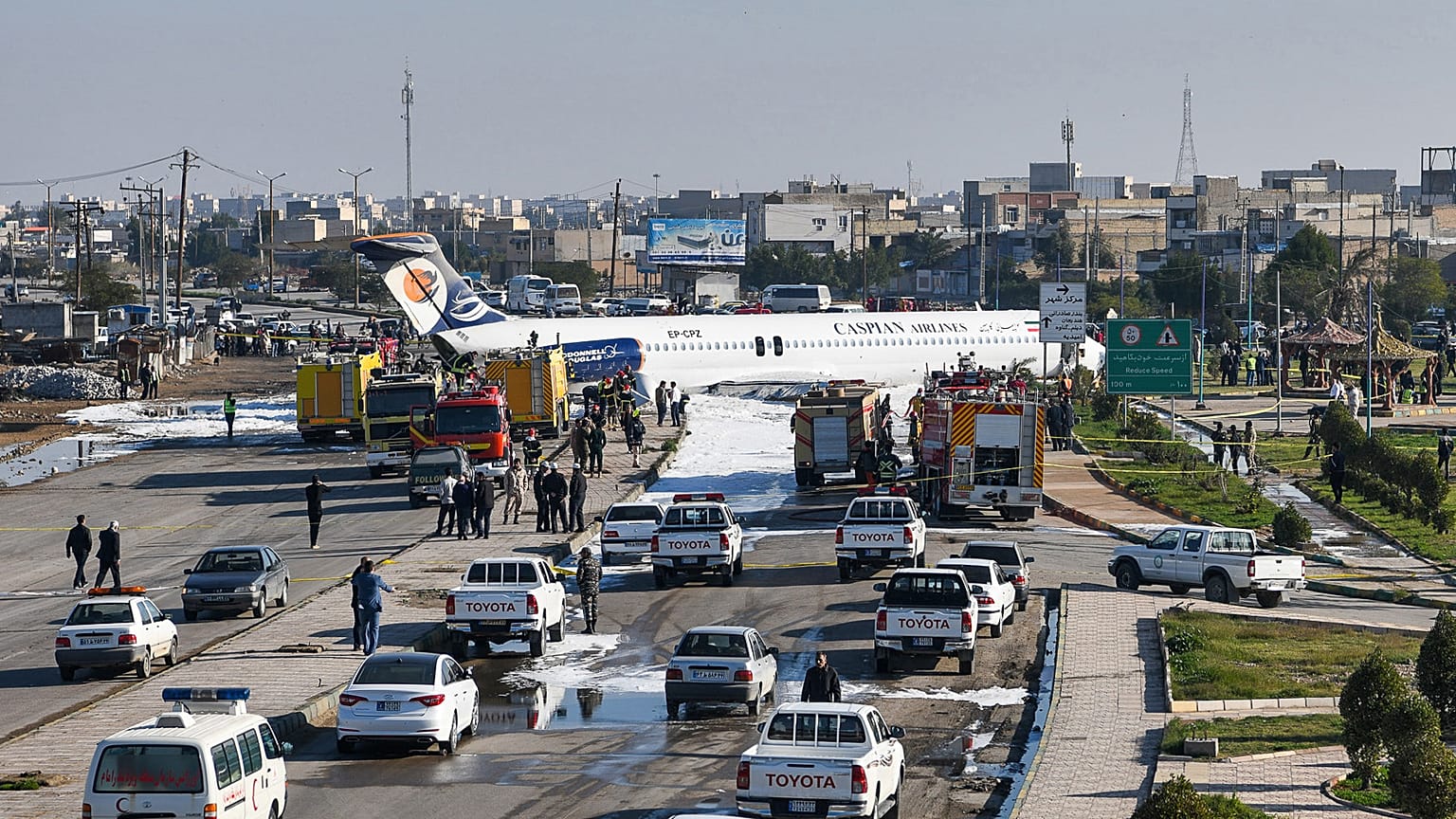Αεροσκάφος προσγειώθηκε στο δρόμο - Έντρομοι, μα σώοι οι επιβάτες