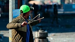 محتجو العراق يعيدون نصب خيامهم وسط مخاوف من تصعيد بعد قصف السفارة الأمريكية