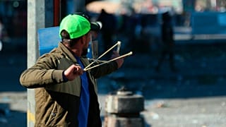 محتجو العراق يعيدون نصب خيامهم وسط مخاوف من تصعيد بعد قصف السفارة الأمريكية