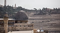 جنديان إسرائيليان يطلقان القنابل المسيلة للدموع في حرم المسجد الأقصى (أيلول/سبتمبر 2019) 