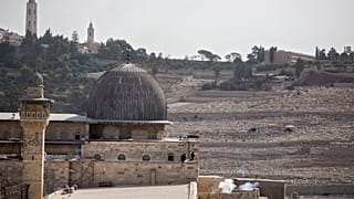 جنديان إسرائيليان يطلقان القنابل المسيلة للدموع في حرم المسجد الأقصى (أيلول/سبتمبر 2019)
