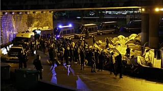 پلیس فرانسه کمپ مهاجران غیرقانونی در «پورت اوبرویلیه» پاریس را برمی‌چیند