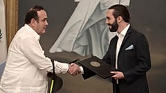 El presidente de Guatemala, Alejandro Giammattei, y el de El Salvador, Nayib Bukele, se dan la mano tras firmar el acuerdo
