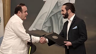 El presidente de Guatemala, Alejandro Giammattei, y el de El Salvador, Nayib Bukele, se dan la mano tras firmar el acuerdo