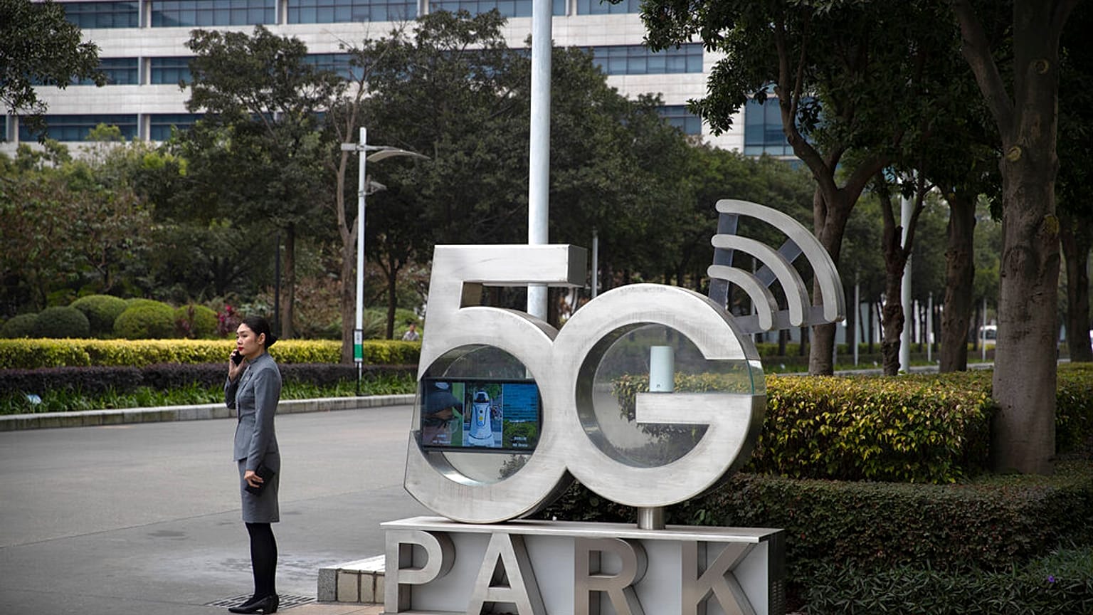 Johnson permite a Huawei desarrollar la red 5G en el Reino Unido 