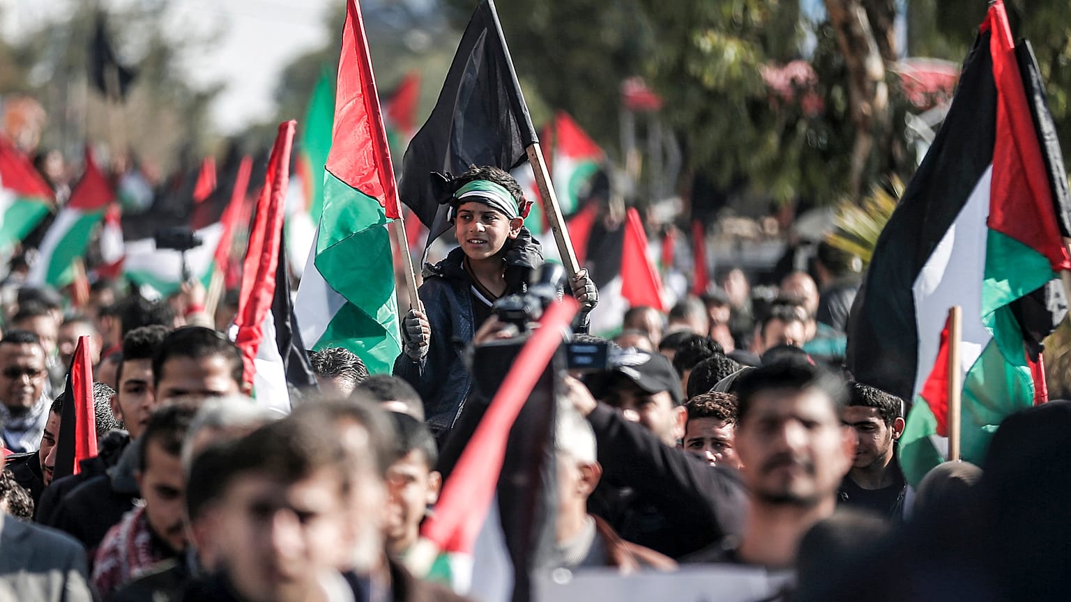 إصابة 22 فلسطينيا في الضفة الغربية خلال تظاهرات ضد خطة ترامب