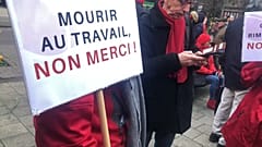 لافتة كتب عليها المحتجون: الموت في العمل، لا، شكرا!