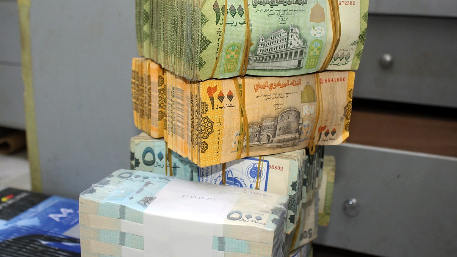 أزمة العملة تزيد من معاناة اليمنيين