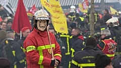 Enfrentamientos entre policías y bomberos en París