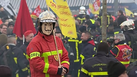 French firemen scuffle with police during Paris protest