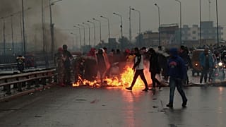 شاهد: تجدد أعمال العنف ضد المحتجين في العراق والسلطات تحظر بث قناة محلية