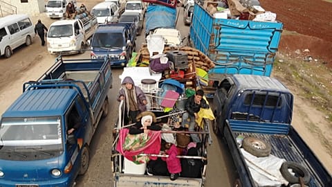 Syrians flee towards Turkish border as government forces advance
