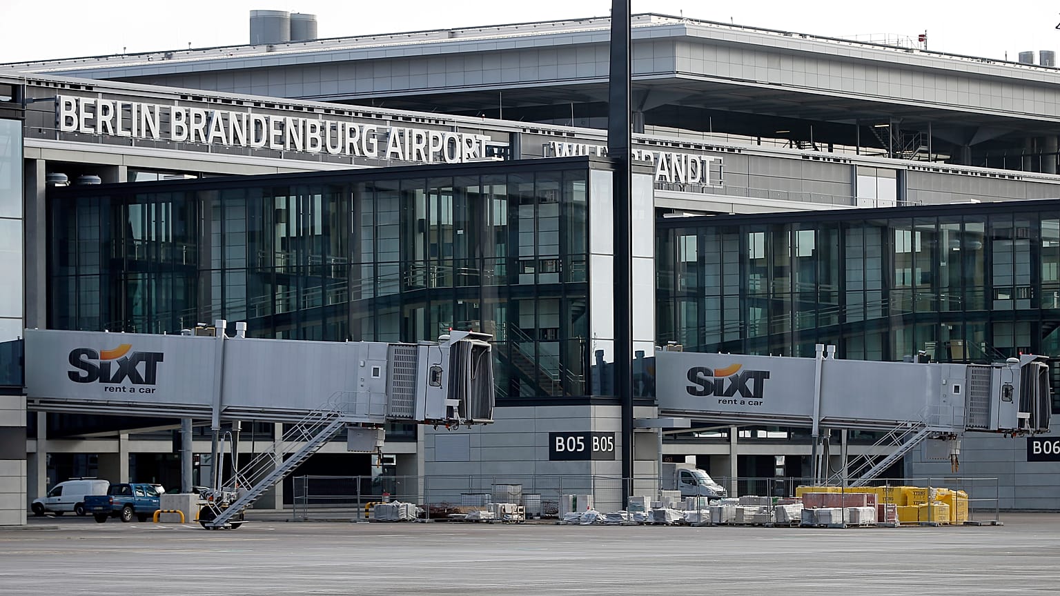  Berlin'de 9 yıldır açılışı ertelenen Brandenburg Havaalanı son testler için 20 bin gönüllü arıyor